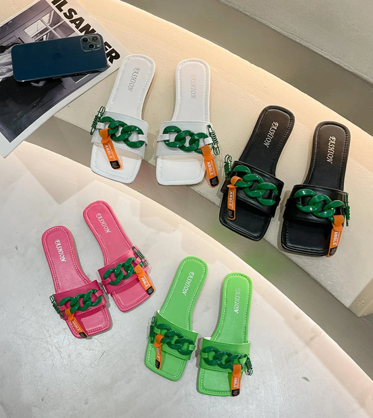 2022 Pantofole con tacco piatto da donna estive Design del marchio Catena verde Pantofola da donna Punta aperta Punta squadrata
