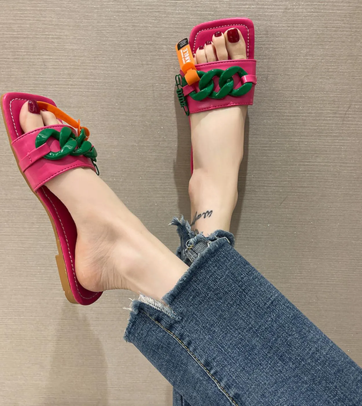 2022 Pantofole con tacco piatto da donna estive Design del marchio Catena verde Pantofola da donna Punta aperta Punta squadrata